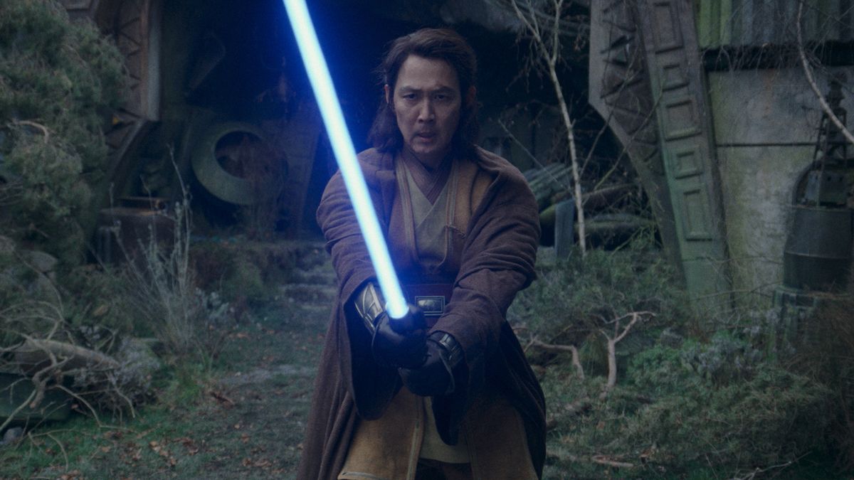 Lee Jung-jae&#039;s Sol wielding his blue lightsaber in The Acolyte&#039;s final episode