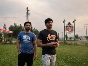 Maharshi Patel, 22 ans, à droite, et son frère Om Patel, 21 ans, sur la pelouse devant leur motel familial complet à Hinton, en Alberta, le jeudi 15 août 2024. Le Pines Motel a été entièrement réservé par des travailleurs et quelques résidents déplacés, après qu'un incendie de forêt a endommagé Jasper, alors les frères ont profité au maximum de la soirée.