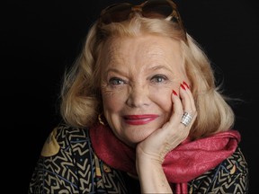 L'actrice Gena Rowlands pose pour un portrait à l'hôtel London West Hollywood à West Hollywood, Californie, le 4 décembre 2014. Rowlands, saluée comme l'une des plus grandes actrices à avoir jamais pratiqué ce métier et une figure de proue du cinéma indépendant en tant que star dans les films révolutionnaires de son mari réalisateur, John Cassavetes, et qui a plus tard charmé le public dans le film émouvant de son fils « N'oublie jamais », est décédée à l'âge de 94 ans. (Photo de )