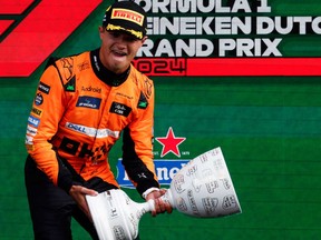 Le pilote britannique Lando Norris, vainqueur de McLaren, célèbre lors de la cérémonie du podium après le Grand Prix des Pays-Bas de Formule 1 sur le circuit de Zandvoort, dans l'ouest des Pays-Bas, le 25 août 2024.