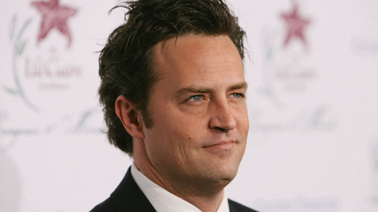 L'assistant de Matthew Perry et deux médecins accusés de la mort de l'acteur de Friends
