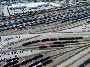 Des locomotives sont immobilisées dans la gare de triage du Canadien Pacifique à Kansas City, à Port Coquitlam, en Colombie-Britannique, le lundi 19 août 2024.