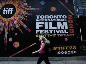 Une femme marche dans les rues fermées au Festival international du film de Toronto, à Toronto, le jeudi 7 septembre 2023.