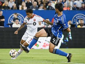 Le Toronto FC a échangé l'ailier/arrière latéral Jahkeele Marshall-Rutty à son rival le CF Montréal. Le défenseur du CF Montréal Fernando Álvarez (4) se rapproche de Marshall-Rutty (7) lors de la deuxième mi-temps d'un match de soccer de la MLS à Montréal, le samedi 20 juillet 2024.