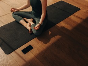 Le yoga a longtemps été associé à une meilleure souplesse physique et à une meilleure santé, et il est désormais également lié à une amélioration de la cognition, selon des recherches de plus en plus nombreuses.