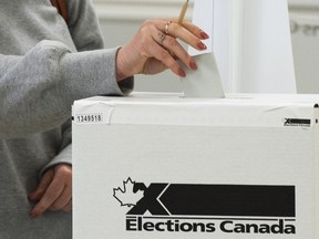 Une élection partielle à venir à Montréal comportera le plus long scrutin de l'histoire des élections fédérales canadiennes, battant un record établi plus tôt cet été à Toronto. Un électeur dépose son bulletin de vote par anticipation pour l'élection fédérale de 2021, à Chambly, au Québec, le vendredi 10 septembre 2021.