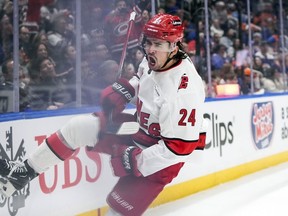 Seth Jarvis (24) des Hurricanes de la Caroline célèbre après avoir marqué un but lors de la première période du match 4 d'une série éliminatoire de premier tour de la Coupe Stanley de la LNH contre les Islanders de New York, le samedi 27 avril 2024, à Elmont, NY