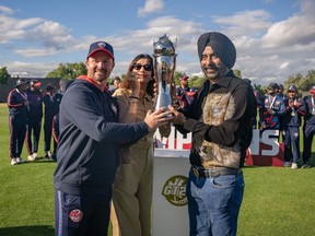 Le capitaine des Nationals de Toronto, Colin Munro, à gauche, pose avec Sona Singh et Gurmeet Singh, à droite, fondateurs de l'organisateur de tournois Bombay Sports, alors qu'ils célèbrent la victoire par huit guichets des Nationals sur les champions en titre, les Tigers de Montréal, lors de la finale de cricket Global T20 Canada, à Brampton, en Ontario, sur une photo distribuée le dimanche 11 août 2024.