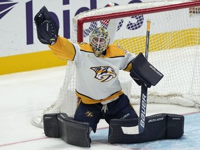 Le gardien de but des Predators de Nashville, Yaroslav Askarov, attrape un tir des Capitals de Washington lors de la troisième période d'un match de hockey de la LNH à Washington, le 30 décembre 2023.