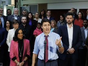 Le premier ministre Justin Trudeau est flanqué du ministre du Logement Sean Fraser, à droite, et de la présidente du Conseil du Trésor Anita Anand, à gauche, lors d'une conférence de presse à Oakville, en Ontario, le mercredi 24 avril 2024.