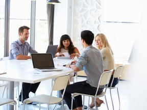 Si les jeunes chercheurs d’emploi ne donnent pas la priorité au réseautage, ils passent à côté de la grande majorité des opportunités, affirment les experts.