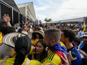 DOSSIER - Les fans attendent d'entrer dans le stade avant le match de football final de la Copa America entre l'Argentine et la Colombie à Miami Gardens, en Floride, le 14 juillet 2024.