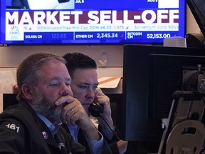 Une paire de traders travaille sur le parquet de la Bourse de New York le lundi 5 août.