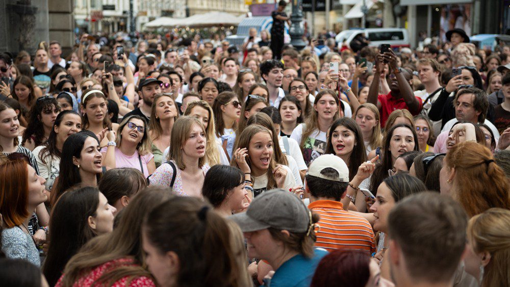 Les fans de Taylor Swift chantent dans les rues de Vienne après l'annulation du concert de la tournée Eras : « Les Swifties sont résilients » Plus de Variety Les plus populaires À lire absolument Inscrivez-vous aux newsletters de Variety Plus de nos marques
	
	
