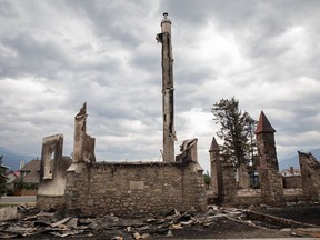 Les vestiges de l'église anglicane historique de Jasper à Jasper, en Alberta, le vendredi 26 juillet 2024.