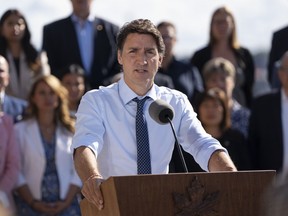 Le premier ministre Justin Trudeau s'adresse aux journalistes sous les yeux des membres du cabinet lors de la retraite du cabinet libéral à Charlottetown, à l'Île-du-Prince-Édouard, le mercredi 23 août 2023.