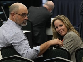 Les organisateurs du convoi de la liberté, Tamara Lich et Chris Barber, attendent le début de la Commission d'urgence pour l'ordre public, le 1er novembre 2022 à Ottawa.