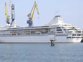 L'Odyssey, un paquebot de croisière américain exploité par Villa Vie Residences, amarré au centre de réparation navale Harland & Wolf dans le port de Belfast, en Irlande du Nord, le vendredi 30 août 2024.