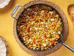 Orzo à la poêle avec maïs, tomates et feta. CRÉDIT OBLIGATOIRE : Rey Lopez pour The Washington Post ; stylisme culinaire par Carolyn Robb pour The Washington Post