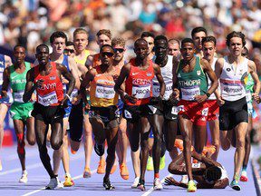 Les séries du 5 000 m olympiques ont été un véritable chaos : Moh Ahmed éliminé après une chute ; le caméraman s’en est mêlé