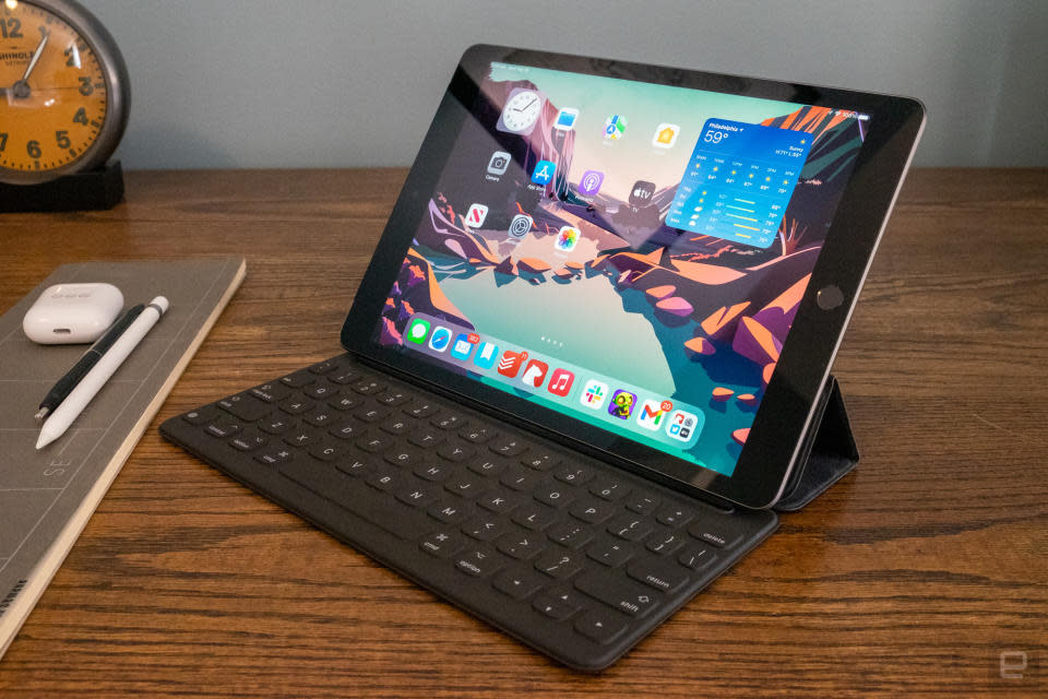 L'iPad de neuvième génération posé sur un bureau avec un clavier attaché.