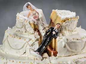 Le coût du divorce lui-même est également considérable, compte tenu de tous les frais juridiques, de médiation, de comptabilité et d’actuariat.