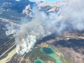 L’incendie de forêt de Jasper pourrait se poursuivre jusqu’à l’automne, selon les autorités