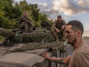 Des soldats ukrainiens avec un char en Russie.