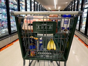 Un chariot contient des articles dans une épicerie à Miami, en Floride.