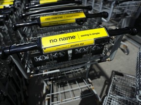 Les logos No Name sur les chariots d'achat sont photographiés dans un magasin Loblaws à Ottawa le 21 août 2024.