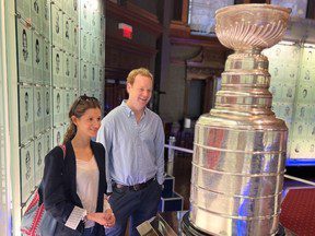 Lord Stanley s’amuse à voir son trophée familial être battu par les champions de la LNH