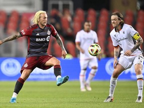 L'attaquant du Toronto FC Federico Bernardeschi (10) frappe le ballon devant le milieu de terrain du Forge FC Alexander Achinioti-Jonsson (13) lors de la deuxième mi-temps du Championnat canadien de soccer, à Toronto, le mardi 27 août 2024.