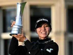 La Néo-Zélandaise Lydia Ko pose avec le trophée après avoir remporté le championnat de golf féminin British Open 2024, sur l'Old Course de St. Andrews, à St. Andrews, en Écosse, le 25 août 2024.