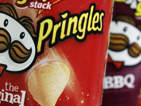 Sur cette photo d'archive du 5 avril 2011, des chips Pringles sont visibles sur une photo posée dans une épicerie de West Bath, dans le Maine.