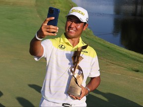 Hideki Matsuyama du Japon prend un selfie.