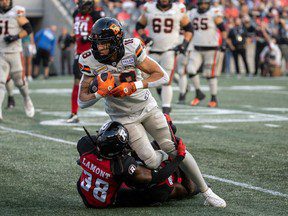 Moment effrayant alors que Jaelon Acklin part en ambulance, les Redblacks battent les Lions