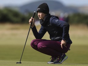 Nelly Korda aligne son putt sur le 9e green lors du deuxième tour du championnat de golf féminin British Open.