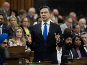 Le chef conservateur Pierre Poilievre a écrit au chef des néo-démocrates pour l'exhorter à forcer la tenue d'élections cet automne. Poilievre prend la parole pendant la période des questions, à Ottawa, le mercredi 19 juin 2024.