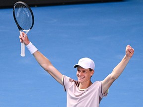 L'Italien Jannik Sinner célèbre sa victoire contre le Serbe Novak Djokovic lors de leur match de demi-finale du simple messieurs le 13e jour de l'Open d'Australie de tennis à Melbourne le 26 janvier 2024. (Photo de WILLIAM WEST/AFP via Getty Images)