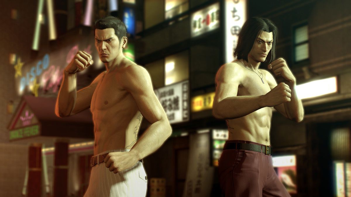 Kiryu Kazuma et Akira Nishikiyama se tiennent côte à côte, torse nu, prêts à combattre des adversaires hors écran dans une capture d'écran de Yakuza 0