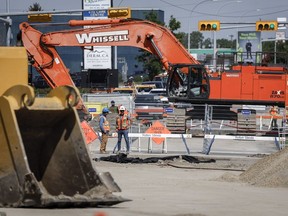 Les équipes continuent de travailler pour réparer une rupture majeure de conduite d'eau et cinq autres points faibles à Calgary, le samedi 22 juin 2024.