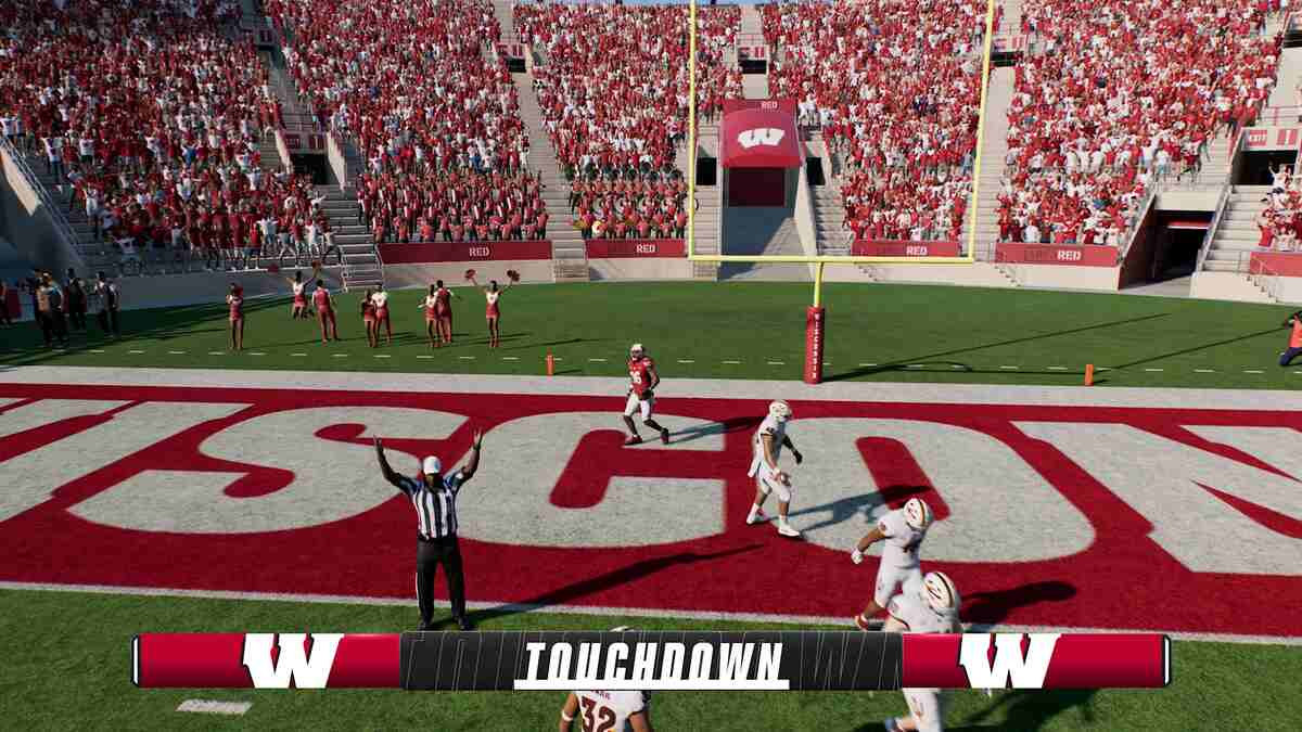 Critique de College Football 25 : un joueur marquant un touchdown dans une zone d'en-but rouge et lumineuse.