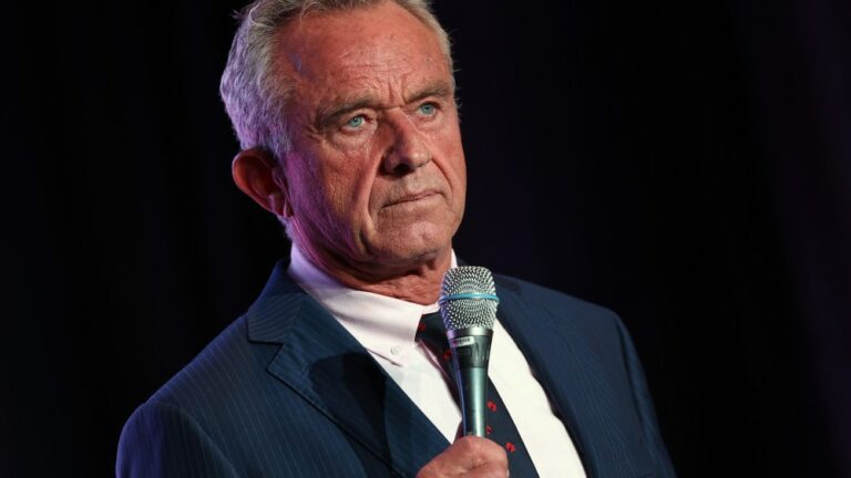 Robert F. Kennedy Jr. publie une vidéo bizarre dans laquelle il raconte à Roseanne Barr comment il a trouvé un ours mort et l'a abandonné dans Central Park
	
	
