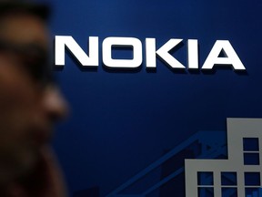 Un homme passe devant le logo Nokia au Mobile World Congress (MWC) à Barcelone le 25 février 2019.