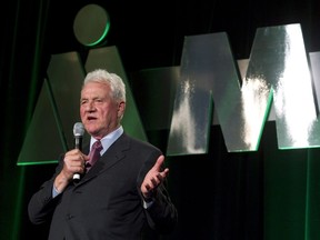 Frank Stronach prend la parole lors de l'assemblée générale annuelle de Magna International à Markham, en Ontario, le 4 mai 2011.