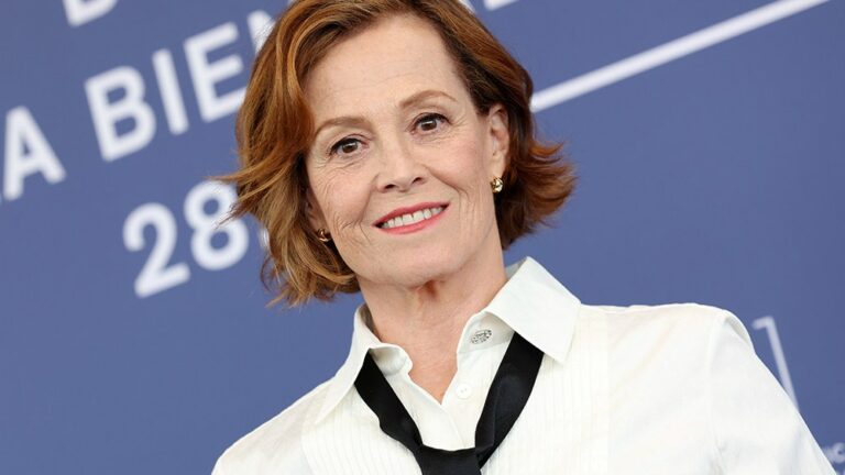 Sigourney Weaver fond en larmes à Venise après qu'un journaliste a lié Ripley d'Alien à Kamala Harris : « Penser que mon travail aurait quelque chose à voir avec son ascension me rend heureuse »
	
	
