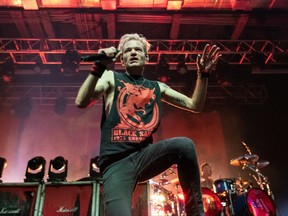 Deryck Whibley de Sum 41 se produit à la House of Blues à Anaheim en 2022.