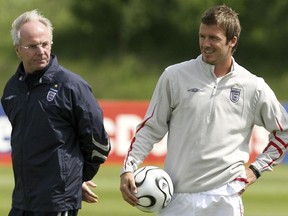 DOSSIER - Le manager de l'équipe d'Angleterre Sven-Goran Eriksson, à gauche, et le joueur David Beckham sont photographiés lors d'une séance d'entraînement, à Manchester, en Angleterre, le 1er juin 2006. Eriksson, le manager de football suédois qui a passé cinq ans en tant que premier entraîneur d'Angleterre né à l'étranger, est décédé. Il avait 76 ans, a-t-on appris lundi 26 août 2024.