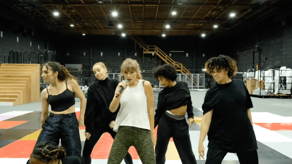 Taylor Swift dévoile le clip de « I Can Do It With a Broken Heart » avec des images des coulisses de la tournée Eras Plus de Variety Les plus populaires À lire absolument Inscrivez-vous aux newsletters de Variety Plus de nos marques
	
	
