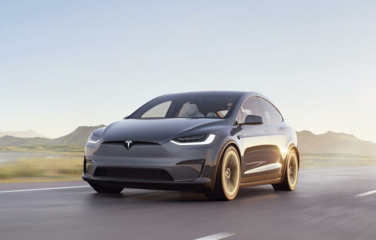 Tesla lance un rappel en personne pour son SUV Model X